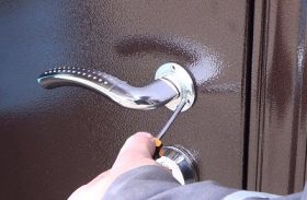 Замена дверной ручки металлической двери в Новоульяновске