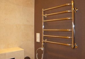 Установка электрического полотенцесушителя в ванной в Новоульяновске